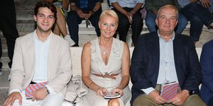 Κώστας Καραμανλής και Νατάσσα Παζαΐτη στο Ηρώδειο, μαζί με τον γιο τους Αλέξανδρο 