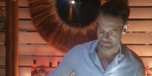Ο Στέφανος Κασσελάκης μετά την ομιλία του στην Πάτρα μπήκε σε μπαρ και κέρασε σφηνάκια