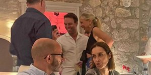 Ο Στέφανος Κασσελάλης σε εφοπλιστικό πάρτι στην Ύδρα