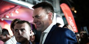 Ο Στέφανος Κασσελάκης έξω από την Κουμουνδούρου