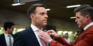 Με το Μετρό έφτασε ο Στέφανος Κασσελάκης στο Σύνταγμα -Του ίσωσε την γραβάτα ο σύζυγός του Τάιλερ