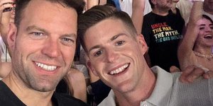 Στέφανος Κασσελάκης και Τάιλερ στη συναυλία των Coldplay στο ΟΑΚΑ