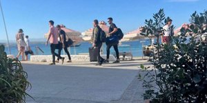 Ο Στέφανος Κασσελάκης στις Σπέτσες, μαζί με τον Τάιλερ