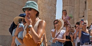 Τουρίστες στην Ακρόπολη εν μέσω καύσωνα