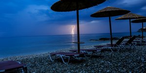 Κεραυνοί σε παραλία