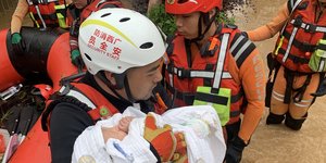 Βροχές και πλημμύρες πλήττουν τη νότια Κίνα