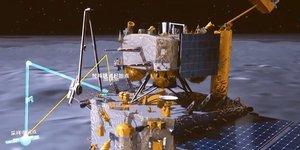 Τμήμα σκάφους-ανιχνευτή ανυψώνεται από τη σκοτεινή πλευρά της Σελήνης