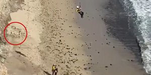 Kite surfer έγραψε «Βοήθεια» στην άμμο με βότσαλα