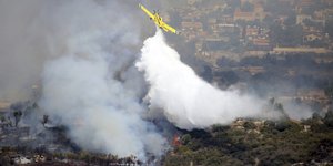 κιτρινο αεροπλανο ριχνει νερο