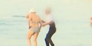 Απίστευτο: Κλέφτης αρπάζει την αλυσίδα από το λαιμό λουόμενης σε ζωντανή σύνδεση [βίντεο]