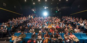 θεατες μπλε καθισματα