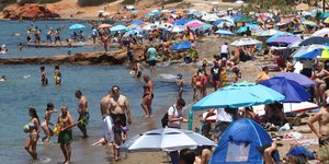 Γέμισαν οι παραλίες της Αττικής