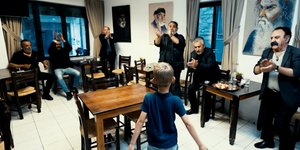 Πιτσιρικάς χειροκροτείται από ηλικιωμένους σε καφενείο
