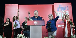 Ο Γιώργος Κουτσούμπας στο βήμα στη Πάτρα