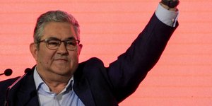 Ο Δημήτρης Κουτσούμπας με σηκωμένη γροθιά