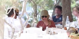 Η Κάιλι Μινόγκ κατεγράφη να απολαμβάνει τις ελληνικές νοστιμιές σε ταβέρνα της Μυκόνου