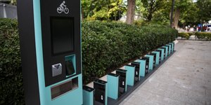 Ο πρώτος σταθμός ηλεκτρικών ποδηλάτων τοποθετήθηκε στην κεντρική πλατεία της Λάρισας