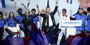 To ηγετικό δίδυμο της ακροδεξιάς «Εθνικής Συσπείρωσης», Μαρίν Λεπέν και Ζορντάν Μπαρντελά