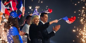 Λεπέν και Μπαρντελά πανηγυρίζουν
