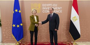 Η πρόεδρος της Κομισιόν Ούρσουλα Φον ντερ Λάιεν με τον πρωθυπουργό της Αιγύπτου Σίσι