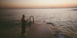 O Λίαμ Χέμσγουορθ αποθεώνει το ελληνικό καλοκαίρι