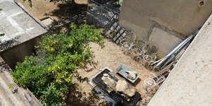 Η αυλή του σπιτιού με το απανθρακωμένο πτώμα