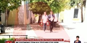 Ο Απόστολος Λύτρας στον χώρο του δικαστηρίου με τσιγάρο και χωρίς χειροπέδες