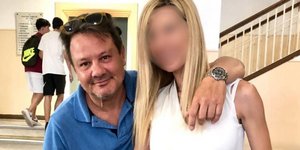 Ο ποινικολόγος Απόστολος Λύτρας αγκαλιά με τη σύζυγό του