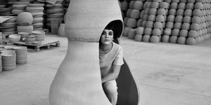 γυναικα μεσα σε κιουπι 