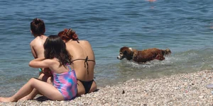Λουόμενοι σε παραλία της Αττικής