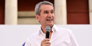 Ανδρέας Λοβέρδος μικροφωνο πουκαμισο