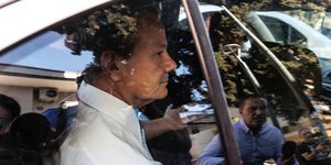 Ο Απόστολος Λύτρας στο περιπολικό μεταφέρεται στις φυλακές 