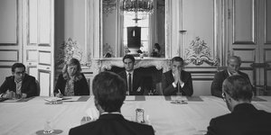 O Εμανουέλ Μακρόν ανακοινώνει στους συνεργάτες του την απόφασή του να προχωρήσει σε εθνικές εκλογές 