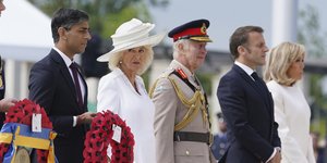 Ο Ρίσι Σούνακ σε εκδήλωση  στο Ver-sur-Mer της Νορμανδίας στη βόρεια Γαλλία, με βασιλιά Κάρολος και τη βασίλισσα Καμίλα και το προεδρικό ζεύγος της Γαλλίας, Εμανουέλ και Μπριζίτ Μακρόν / Φωτογραφία: AP Photo  