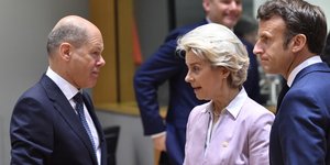 Aπό αριστερά, ο Γερμανός Καγκελάριος Όλαφ Σολτς, η πρόεδρος της Κομισιόν, Ούρσουλα φον ντερ Λάιεν και ο Γάλλος πρόεδρος Εμανουέλ Μακρόν/ Φωτογραφία AP