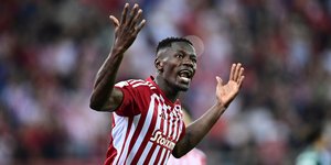 Ο Μαντί Καμαρά με τη φανέλα του Ολυμπιακού