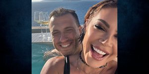 Η Μαριάντα Πιερίδη με τον σύντροφό της στη Σαντορίνη 