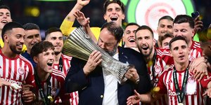 Ο Βαγγέλης Μαρινάκης με το τρόπαιο του Conference League