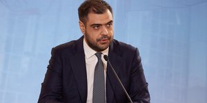 μαρινακης σε μικροφωνο