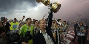 Ο Μασιμιλιάνο Αλέγκρι με το Κύπελλο Ιταλίας