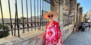 Η μητέρα του Έλον Μασκ εξερευνά την Αθήνα