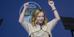  Τζορτζια Μελόνι πανηγυρίζει 