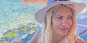 Η Ελένη Μενεγάκη στην Άνδρο