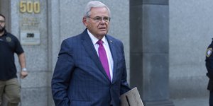 Ο Ρόμπερτ Μενέντεζ με ροζ γραβάτα