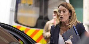 Η Ρομπέρτα Μέτσολα με φάκελο της ΕΕ