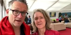 Ο Μάικλ Μόσλι με τη σύζυγό του