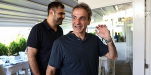 Ο Κ. Μητσοτάκης με τον Π. Μαρινάκη προσέρχονται στο «ραντεβού» με τους δημοσιογράφους