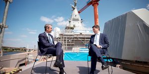 Ο Κυριάκος Μητσοτάκης παραχωρεί συνέντευξη στην ΕΡΤ πάνω στη φρεγάτα Κίμων