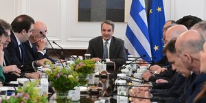 Ο πρωθυπουργός Κυριάκος Μητσοτάκης με το νέο υπουργικό συμβούλιο