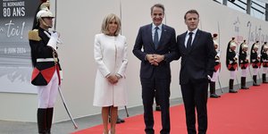 Ο Κυριάκος Μητσοτάκης με το ζεύγος Μακρόν στη Νορμανδία 